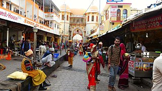 Fu&szlig;g&auml;ngergasse zum Ram Raj Tempel - Madhya-Pradesh: Land und Leute
