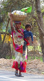 Stra&szlig;en in Indien - Dame mit Kind und Kopflast - Streetlife in Indien