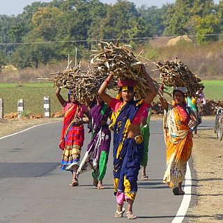 Gemeinsam tr&auml;gt sich leichter und lustiger - Streetlife in Indien