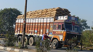 Vollbeladener LKW auf Indiens Stra&szlig;en - Streetlife in Indien