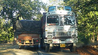 Zwei LKW's auf einpuriger Stra&szlig;e - Streetlife in Indien
