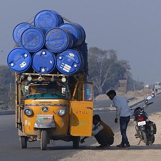 Lasten-Tuktuk mit F&auml;ssern - Streetlife in Indien