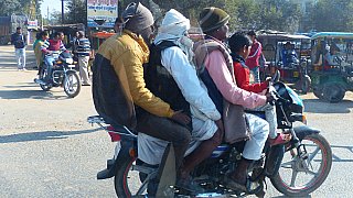 Vier "Mann" auf einem Motorrad in Indien - Streetlife in Indien