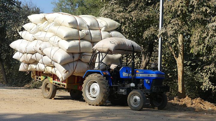 Indien: Traktor mit hoch beladenem Anh&auml;nger - Streetlife in Indien