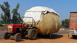 Traktor mit hoch beladenem Anh&auml;nger - Streetlife in Indien