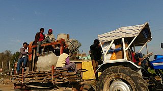 Traktor mit Anh&auml;nger auf Indiens Stra&szlig;en - Streetlife in Indien