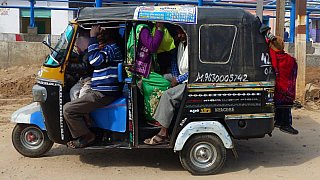 Voll besetztes Tuktuk auf Ochas Stra&szlig;en - Streetlife in Indien