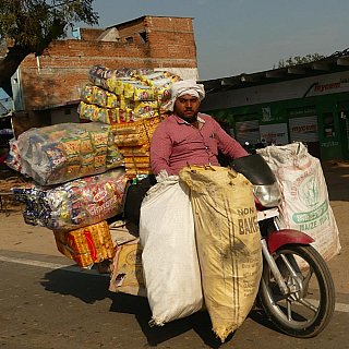 Streetlife in Indien - hoch beladenes Motorrad - Streetlife in Indien