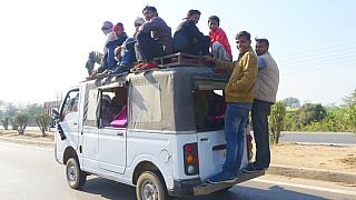Minibus auf Indiens Stra&szlig;en - Streetlife in Indien