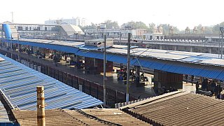 Der Bahnhof von Gwalior - Indien mit dem Zug