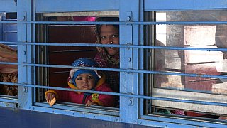 Mutter mit Kind im Zug - Indien mit dem Zug