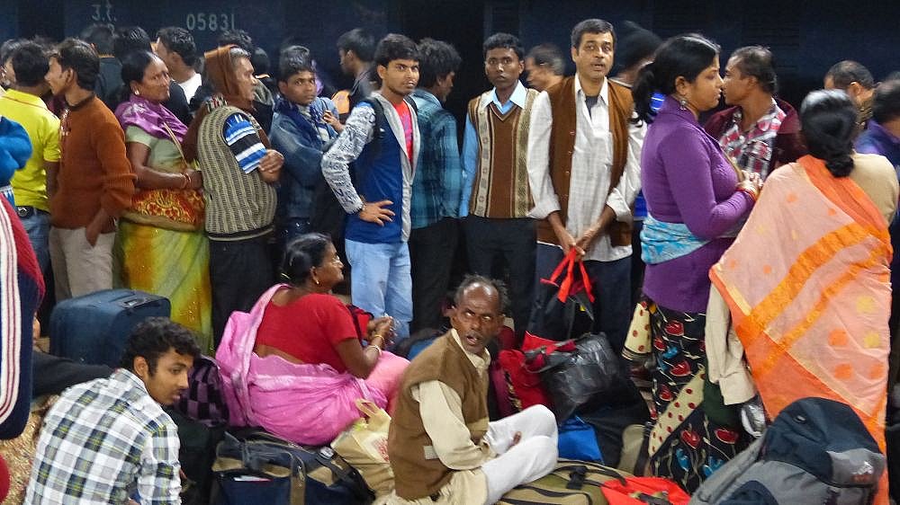 Im Hauptbahnhof in Calcutta 2012 - Indien mit dem Zug