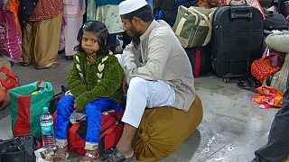Wartende Fahrg&auml;ste im Bahnhof Calcutta 2012 - Indien mit dem Zug