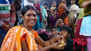 Picknick am Bahnsteig in Calcutta 2012 - Indien mit dem Zug