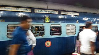 Einfahrt des Darjeeling Mail im Bahnhof von Calcutta 2012 - Indien mit dem Zug