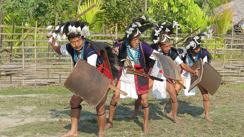 Tapu War Dance des Adi Minyong-Stammes - Indien - Nordosten - Land und Leute
