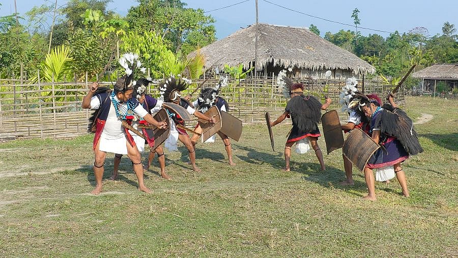 Adi Minyong-Krieger beim Tapu War Dance - Indien - Nordosten - Land und Leute