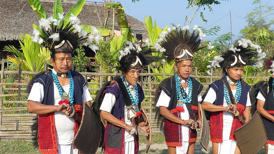 Imposanter Kopfschmuck der Adi Minyong - Indien - Nordosten - Land und Leute