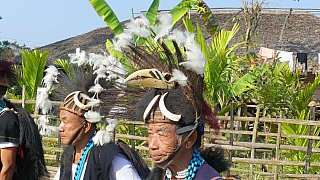 Adi Minyong-Krieger mit Feder-Kopfschmuck - Indien - Nordosten - Land und Leute