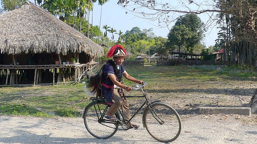 Adi Minyong-Krieger auf dem Fahrrad - Indien - Nordosten - Land und Leute