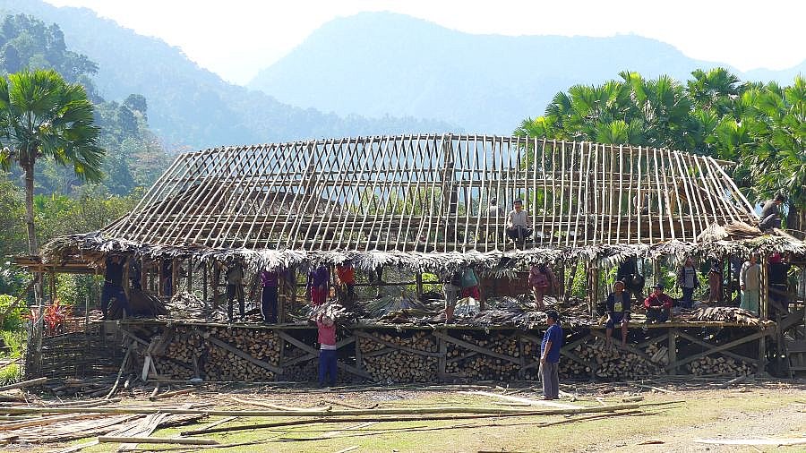 Hausbau im Adi Minyong-Dorf - Indien - Nordosten - Land und Leute