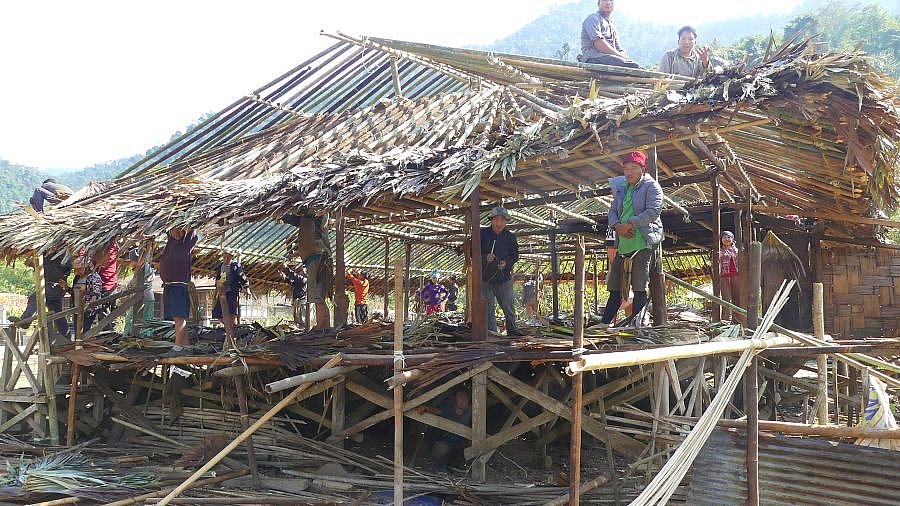Hausbau im Adi Minyong-Dorf - Indien - Nordosten - Land und Leute