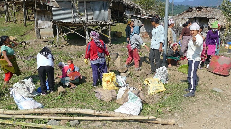 M&uuml;llsammeln im Adi Minyong-Dorf - Indien - Nordosten - Land und Leute