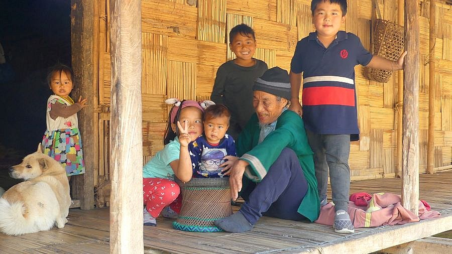 Bewohner im Adi Minyong-Dorf - Indien - Nordosten - Land und Leute