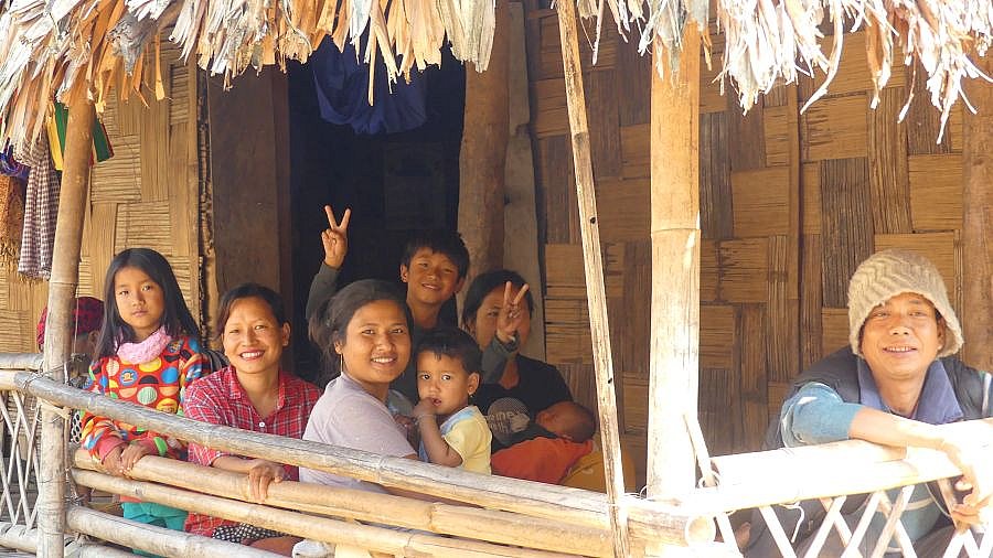 Beisammensein im Adi Minyong-Dorf - Indien - Nordosten - Land und Leute