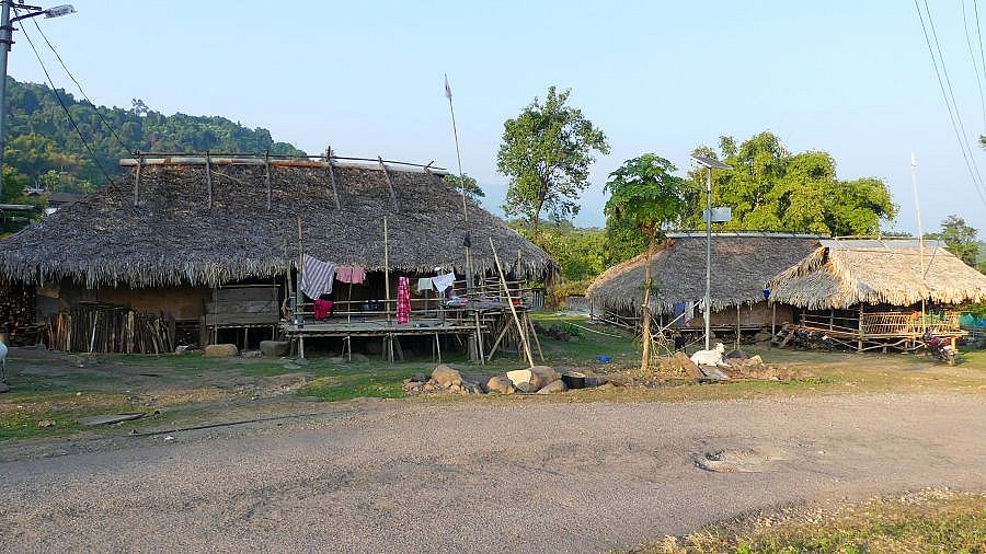 Dorf des Adi Parsi-Stammes - Indien - Nordosten - Land und Leute