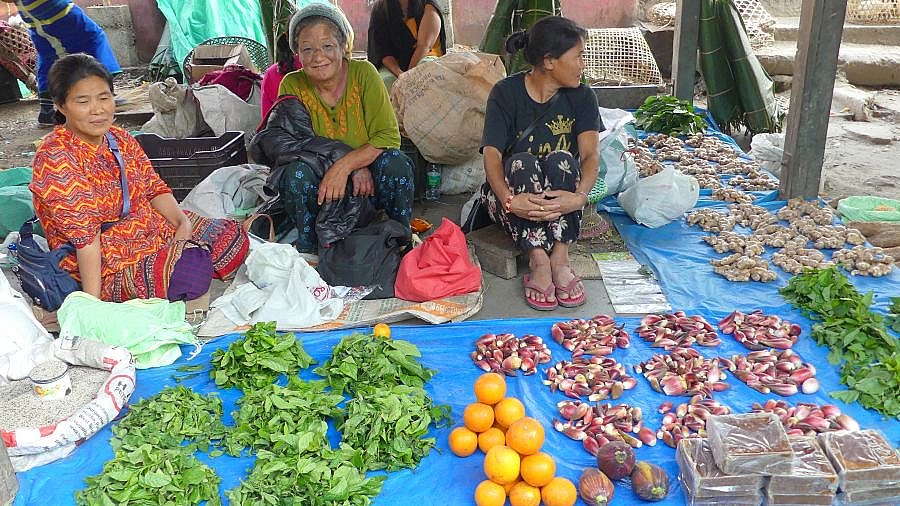Marktfrauen auf dem Bazar von Along - Indien - Nordosten - Land und Leute