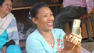 Marktfrau beim Fotografieren - Indien - Nordosten - Land und Leute