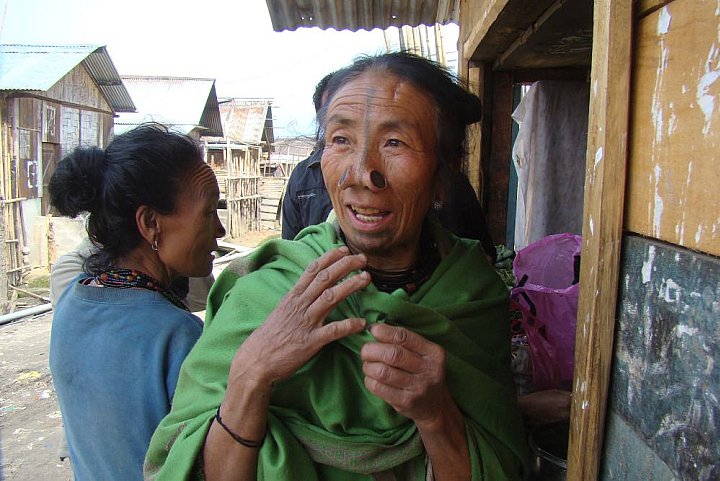 Apathani-Frau mit Nasen-Piercing - Indien - Nordosten - Land und Leute