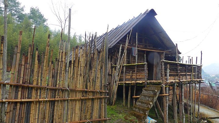 Apatani-Haus im Ziro-Tal - Indien - Nordosten - Land und Leute