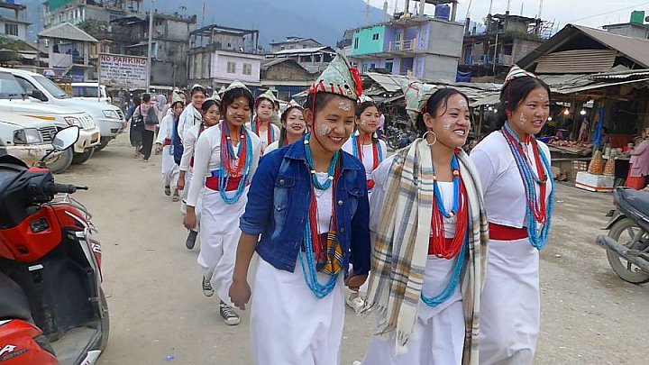Singende junge Frauen auf dem Weg zum Festplatz in Daporijo zum Boori Boot-Fest. - Indien - Nordosten - Land und Leute