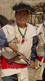 Nyishi-Mann in traditioneller Tracht - Indien - Nordosten - Land und Leute