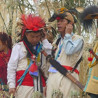 Nyishi-Priester und Priester-Gehilfe - Indien - Nordosten - Land und Leute
