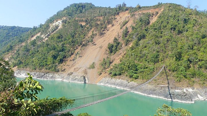 Fu&szlig;g&auml;nger-H&auml;ngebr&uuml;cke &uuml;ber den Brahmaputra - Indien-Nordosten-Landschaft