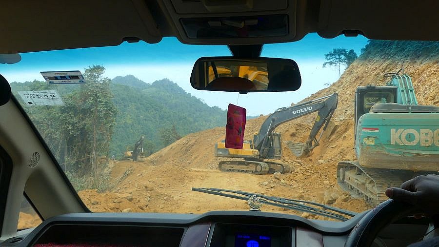 Bagger im Einsatz zwischen Along und Daporijo - IND-Blog-Bilder