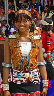 Junge Wangcho-Frau auf dem Oriah-Fest - Indien - Nordosten - Land und Leute