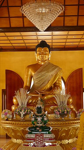 Budda im Gebetsraum der Goldenen Pagode - Indien - Nordosten - Sehensw&uuml;rdigkeiten