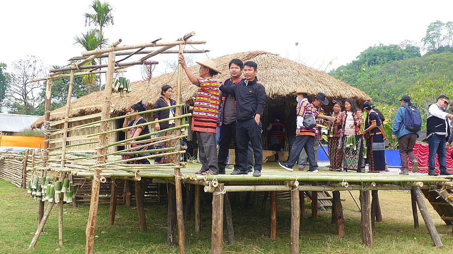 Bambus-Haus auf dem Reh-Fest in Roing - Indien - Nordosten - Land und Leute