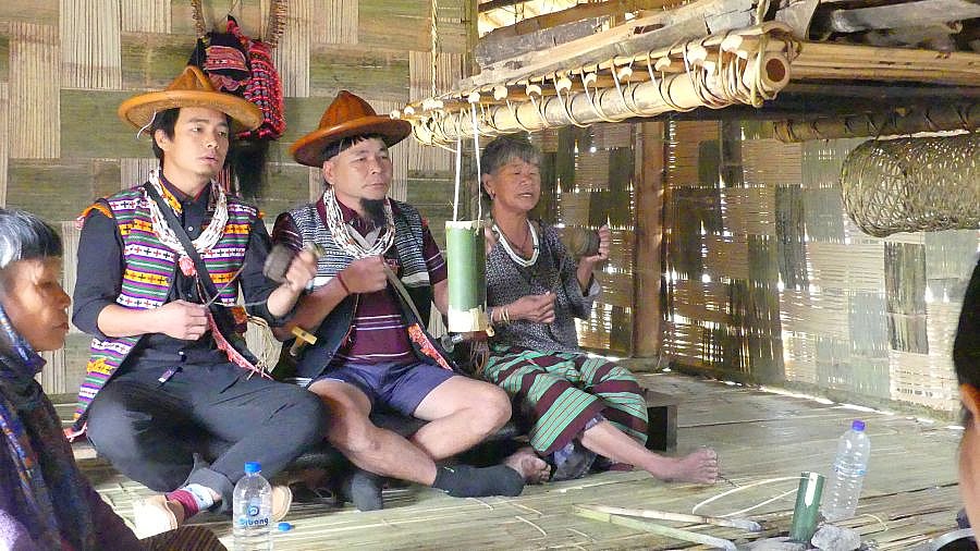 Rituelle Prister-Ges&auml;nge auf dem Reh-Festival - Indien - Nordosten - Land und Leute