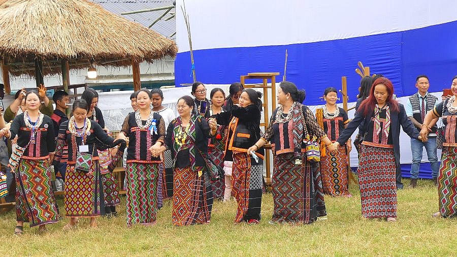 Tanz auf dem Reh-Fest in Roing - Indien - Nordosten - Land und Leute