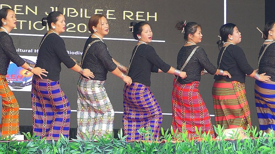 Traditioneller Tanz der Frauen - Indien - Nordosten - Land und Leute