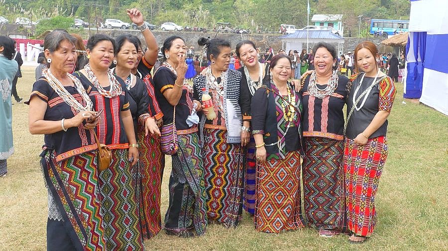Gruppenfoto in Roing auf dem Reh-Fest - Indien - Nordosten - Land und Leute