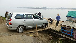 Autoverladung auf die F&auml;hre nach Majuli - Indien - Assam - Land und Leute