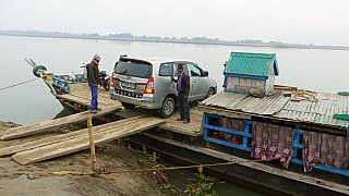 Autotransport auf der F&auml;hre nach Majuli - Indien - Assam - Land und Leute