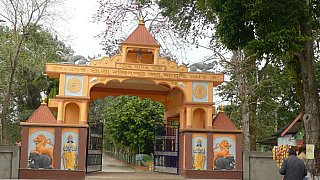 Eingang zum Hindu-Kloster  - Indien - Assam - Land und Leute