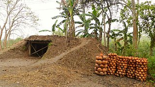 Brennofen f&uuml;r T&ouml;pferwaren auf Majuli - Indien - Assam - Land und Leute